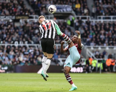 West Ham United takımından Muhammed Kudus, 30 Mart 202 'de İngiltere' de St. James 's Park' ta oynanan Premier League maçı Newcastle United - West Ham United maçında Emil Krafth 'tan topu alıyor.