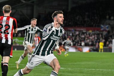 Manchester United takımından Mason Mount, 30 Mart 202 'de Londra' daki Gtech Community Stadyumu 'nda oynanan Premier League karşılaşmasında 0-1' lik galibiyetini kutluyor.