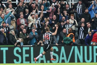 Newcastle United takımından Harvey Barnes, 30 Mart 202 'de St. James' s Park, Newcastle, İngiltere 'de oynanan Premier League maçı sırasında taraftarlarla 3-3' lük bir maç yapma hedefini kutluyor.