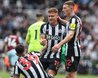 Newcastle United 'dan Harvey Barnes Newcastle United' a karşı oynanan Premier Lig maçı Newcastle United - West Ham United maçında Newcastle United 'ın 1-3' lük galibiyeti karşısında son düdükten sonra ayağa kalkmasına yardım ediyor.