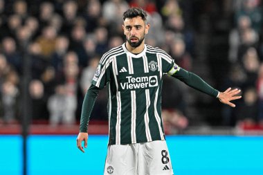 Manchester United takımından Bruno Fernandes, 30 Mart 202 'de Londra' daki Gtech Community Stadyumu 'nda oynanan Premier League karşılaşmasında takım talimatlarını veriyor.