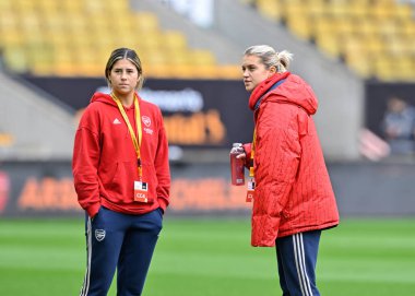 Arsenal Women 'dan Leah Williamson ve Arsenal Women' dan Alessia Russo, 31 Mart 202 tarihinde Molineux, Wolverhampton, İngiltere 'de oynanan FA Bayanlar Ligi Finali Arsenal Women-Chelsea FC Women maçında sahaya teftiş ediyor.