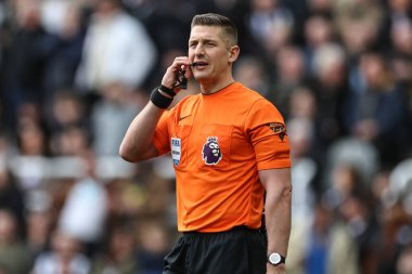 Hakem Rob Jones Premier Lig maçı sırasında Newcastle United, West Ham United 'a karşı St. James' s Park, Newcastle, İngiltere, 30 Mart 202
