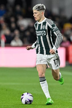 Manchester United takımından Alejandro Garnacho, 30 Mart 202 'de Londra' daki Gtech Community Stadyumu 'nda oynanan Premier League karşılaşmasında topa vuruyor.