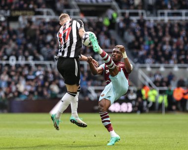 West Ham United takımından Muhammed Kudus, 30 Mart 202 'de İngiltere' de St. James 's Park' ta oynanan Premier League maçı Newcastle United - West Ham United maçında Emil Krafth 'tan topu alıyor.