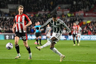 Manchester United takımından Marcus Rashford, 30 Mart 202 'de Londra' daki Gtech Community Stadyumu 'nda oynanan Premier League karşılaşmasında topu çaprazlıyor.