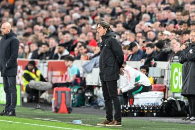 Brentford 'un Thomas Frank teknik direktörü, 30 Mart 202' de Londra 'daki Gtech Community Stadyumu' nda oynanan Premier League maçında takım talimatlarını verir.