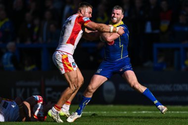 Warrington Kurtları 'ndan Lachlan Fitzgibbon, Betfred Süper Lig karşılaşmasında Katalan Ejderhaları' ndan Ugo Tison ve Warrington Kurtları, Halliwell Jones Stadyumu 'nda Katalan Ejderhaları' ndan Mike McMeeken 'ın mücadelesinden kurtuldu.