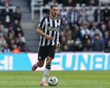 Newcastle United takımından Fabian Schr 30 Mart 2024 'te St. James' s Park, Newcastle 'da oynanan Premier League maçı sırasında top ile Newcastle United' a karşı.
