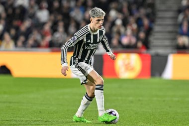 Manchester United takımından Alejandro Garnacho, 30 Mart 202 'de Londra' daki Gtech Community Stadyumu 'nda oynanan Premier League karşılaşmasında topa vuruyor.