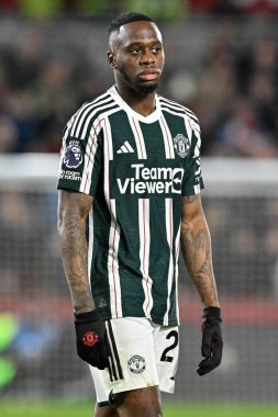 Manchester United 'dan Aaron Wan-Bissaka Premier League maçında Brentford Manchester United' a karşı Gtech Community Stadyumu, Londra, Birleşik Krallık, 30 Mart 202