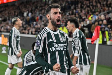 Manchester United takımından Bruno Fernandes, Manchester United 'ın 30 Mart 202' de Londra 'daki The Gtech Community Stadyumu' nda oynanan Premier League karşılaşmasında Manchester United 'lı Mason Mount' ın attığı golü kutluyor.