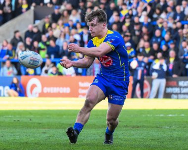 Warrington Wolves takımından Leon Hayes, 30 Mart 202 'de İngiltere' nin Warrington kentinde oynanan Betfred Süper Ligi karşılaşmasında topu pas veriyor.