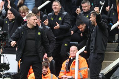 Newcastle United takımının teknik direktörü Eddie Howe, 30 Mart 202 'de St. James' s Park, Newcastle, İngiltere 'de oynanan Premier League maçı sırasında Jason Tindall ile kazandığı 4-3' lük galibiyeti kutluyor.