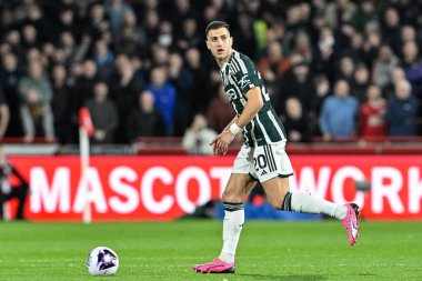 Manchester United takımından Diogo Dalot, 30 Mart 202 'de Londra' daki Gtech Community Stadyumu 'nda oynanan Premier League karşılaşmasında topa vuruyor.