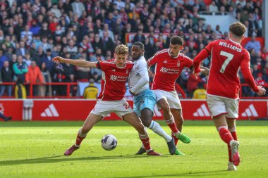 Nottingham Ormanı 'ndan Ryan Yates ve Crystal Palace' dan Jeffrey Schlupp Premier Lig maçı sırasında Nottingham Forest, Nottingham, İngiltere 'deki Kristal Saray' a karşı 30 Mart 202 'de top için savaştılar.