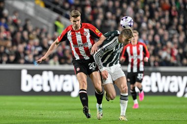 Brentford 'dan Kristoffer Ajer ve Manchester United' dan Rasmus Hjlund Premier League karşılaşmasında Brentford Manchester United 'a karşı Gtech Community Stadyumu, Londra, Birleşik Krallık, 30 Mart 2024