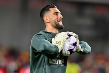 Brentford 'dan Thomas Strakosha Premier Lig karşılaşmasında maç öncesi ısınma oturumunda Brentford Manchester United' a karşı Gtech Community Stadyumu, Londra, İngiltere, 30 Mart 202