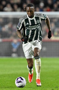 Manchester United 'dan Aaron Wan-Bissaka Premier League maçında Brentford Manchester United' a karşı Gtech Community Stadyumu, Londra, Birleşik Krallık, 30 Mart 202