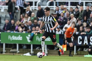 Newcastle United takımından Tino Livramento, Premier League maçında top Newcastle United 'a karşı St. James' s Park, Newcastle, İngiltere, 30 Mart 202