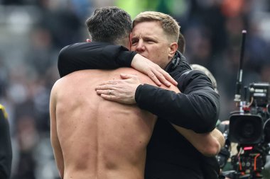 Newcastle United 'ın teknik direktörü Eddie Howe, Premier League maçı Newcastle United ile West Ham United maçında 30 Mart 2024' te St. James 's Park, Newcastle, İngiltere' de Fabian Schr 'ı kucakladı.