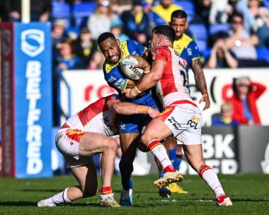 Warrington Wolves 'tan Rodrick Tai, Katalan Ejderhaları' ndan Tom Davies ve Katalan Ejderhaları 'ndan Ben Garcia tarafından Halliwell Jones Stadyumu, Warrington, İngiltere, 30.