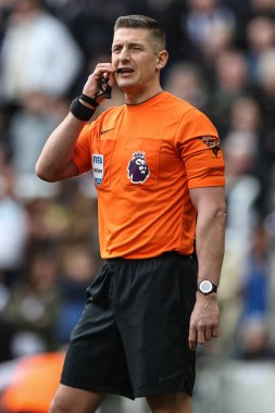 Hakem Rob Jones Premier Lig maçı sırasında Newcastle United, West Ham United 'a karşı St. James' s Park, Newcastle, İngiltere, 30 Mart 202