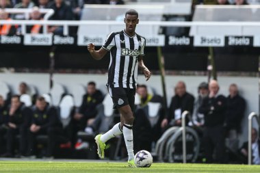 Newcastle United 'tan Alexander Isak Premier Lig maçı sırasında topla birlikte 30 Mart 202' de St. James 's Park, Newcastle, Birleşik Krallık' ta Newcastle United ile karşı karşıya geldi.