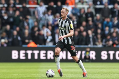 Newcastle United takımından Sean Longstaff 30 Mart 202 'de St. James' s Park, Newcastle 'da oynanan Premier League maçı sırasında top ile Newcastle United' a karşı.