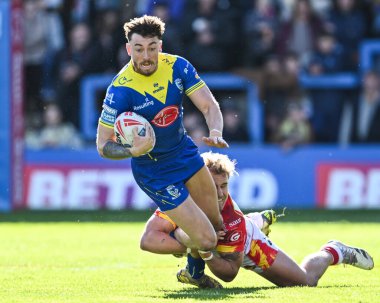 Warrington Wolves takımından Matty Ashton, 30 Mart 202 'de Warrington Wolves' a karşı Catalans Stadyumu 'nda oynanan Betfred Süper Ligi karşılaşmasında Katalan Ejderhaları' ndan Ugo Tison tarafından yenildi.