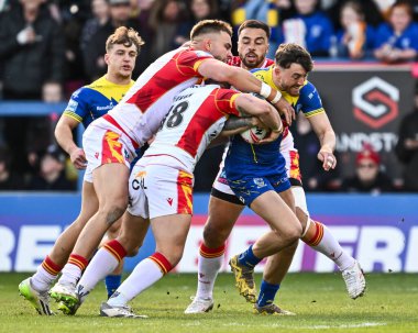 Warrington Wolves 'tan Matty Ashton, Katalan Ejderhaları' ndan Matt Ikuvalu ve Katalan Ejderhaları 'ndan Ugo Tison ile oynadığı Betfred Süper Ligi maçı sırasında Halliwell Jones Stadyumu, Warrington, Birleşik Krallık, 30. 