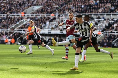 Newcastle United takımından Miguel Almirn, 30 Mart 2024 'te St. James' s Park, Newcastle 'da oynanan Premier League maçı sırasında topu sahaya sürüyor.