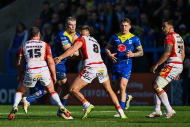 Warrington Wolves takımından Lachlan Fitzgibbon, 30 Mart 202 'de Warliwell Jones Stadyumu' nda oynanan Betfred Süper Lig karşılaşmasında Katalan Ejderhaları 'ndan Mike McMeeken ile karşı karşıya geldi.