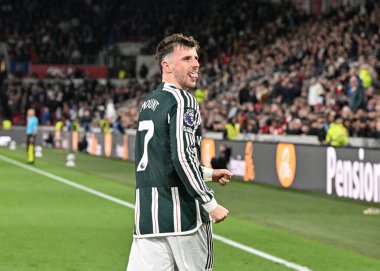 Manchester United takımından Mason Mount, 30 Mart 202 'de Londra' daki Gtech Community Stadyumu 'nda oynanan Premier League karşılaşmasında Manchester United' ı 0-1 yenme golünü kutluyor.