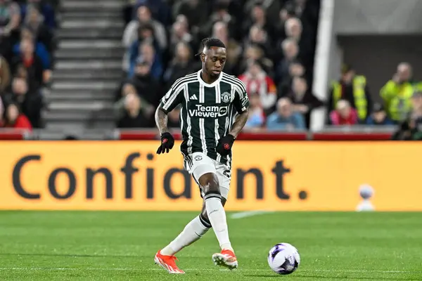 Aaron Wan Bissaka Manchester United Passes Ball Premier League Match — Stock Photo, Image