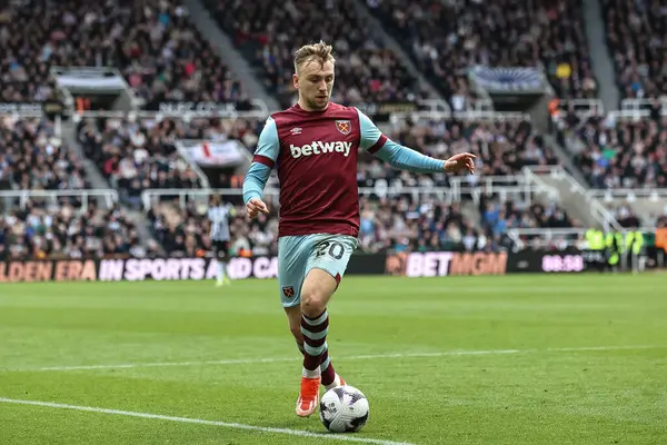 West Ham United takımından Jarrod Bowen, Premier League maçında top Newcastle United 'a karşı St. James' s Park, Newcastle, 30 Mart 202 'de oynanacak.
