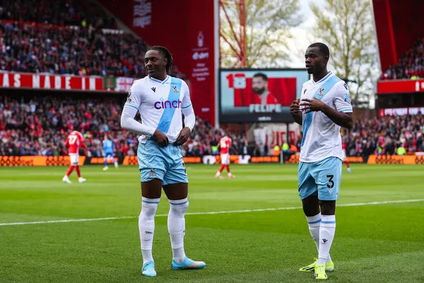 Kristal Saray 'dan Eberechi Eze ve Kristal Saray' dan Tyrick Mitchell Premier Lig maçı sırasında Nottingham Forest 'a karşı Kristal Saray, Nottingham, İngiltere' de 30 Mart 202