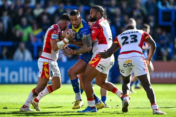 Warrington Wolves 'tan Paul Vaughan, Katalan Ejderhaları' ndan Chris Satae ve Katalan Ejderhaları 'ndan Ben Garcia tarafından Halliwell Jones Stadyumu' nda oynanan Warrington Wolves - Catalans Dragons maçında yenildi. 