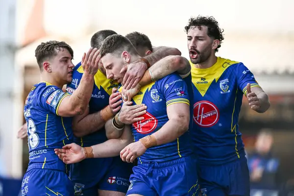 Warrington Wolves 'tan George Williams, 30 Mart 202' de İngiltere 'nin Warrington şehrinde oynanan Betfred Süper Lig karşılaşmasında Warrington Wolves ve Catalans Dragons maçında denemesini kutluyor.