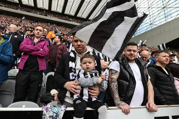 Jovem Newcastle Agita Uma Bandeira Durante Jogo Premier League Newcastle — Fotografia de Stock