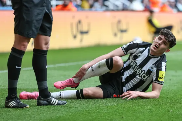 Tino Livramento Von Newcastle United Liegt Verletzt Vor Seiner Einwechslung — Stockfoto