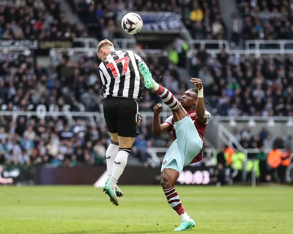 West Ham United takımından Muhammed Kudus, 30 Mart 202 'de İngiltere' de St. James 's Park' ta oynanan Premier League maçı Newcastle United - West Ham United maçında Emil Krafth 'tan topu alıyor.