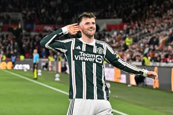 Manchester United takımından Mason Mount, 30 Mart 202 'de Londra' daki Gtech Community Stadyumu 'nda oynanan Premier League karşılaşmasında 0-1' lik galibiyetini kutluyor.