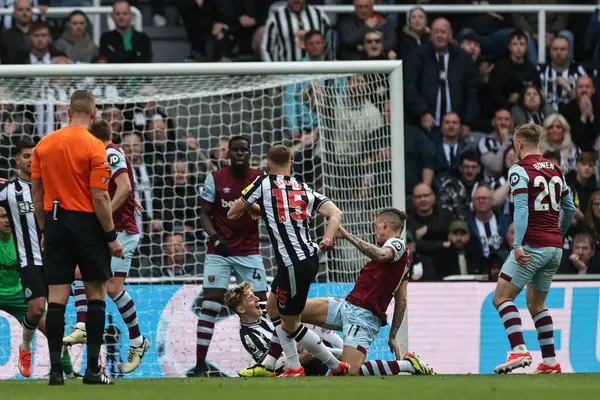 West Ham United takımından Kalvin Phillips, 30 Mart 202 'de St. James' s Park, Newcastle, Birleşik Krallık 'ta oynanan Premier League maçı sırasında VAR penaltısını aldı.