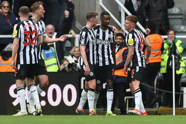 Newcastle United takımından Harvey Barnes, 30 Mart 202 'de St. James' s Park, Newcastle, İngiltere 'de oynanan Premier League maçı Newcastle United - West Ham United maçında 3-4' lük galibiyetini kutluyor.