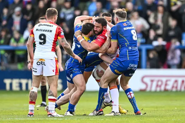 Katalan Ejderhaları 'ndan Julian Bousquet, Warrington Wolves' tan Danny Walker ve Warrington Wolves 'tan James Harrison tarafından Halliwell Jones Stadyumu' nda oynanan Warrington Wolves - Catalans maçında yenildi.