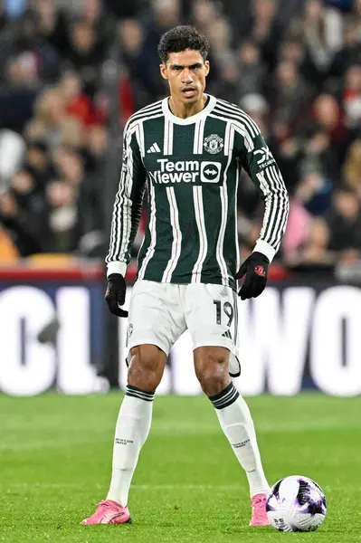 Manchester United 'dan Raphal Varane Premier League karşılaşmasında Brentford Manchester United' a karşı Gtech Community Stadyumu, Londra, İngiltere, 30 Mart 2024