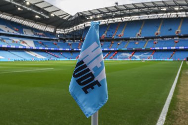 Etihad Stadyumu 'nun genel görüntüsü ve üzerinde Hey Jude' un olduğu köşe bayrağı, Premier Lig maçı öncesinde Manchester City - Etihad Stadyumu, Manchester Arsenal maçı, 31 Mart 202