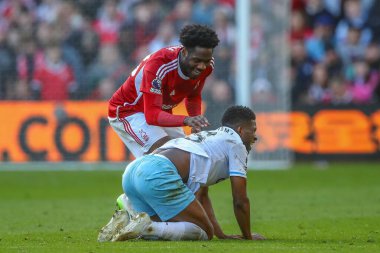 Nottingham Ormanı 'ndan Ola Aina, 30 Mart 202' de İngiltere 'nin Nottingham şehrinde oynanan Premier League maçı sırasında Kristal Saray' dan Jefferson Lerma 'yı yere serdi.