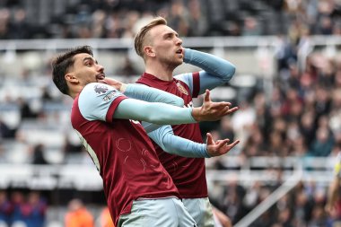 West Ham United takımından Jarrod Bowen, 30 Mart 2024 'te St. James' s Park, Newcastle 'da oynanan Premier League maçı sırasında West Ham United takımından Lucas Paquet ile 1-3' lük galibiyetini kutluyor.